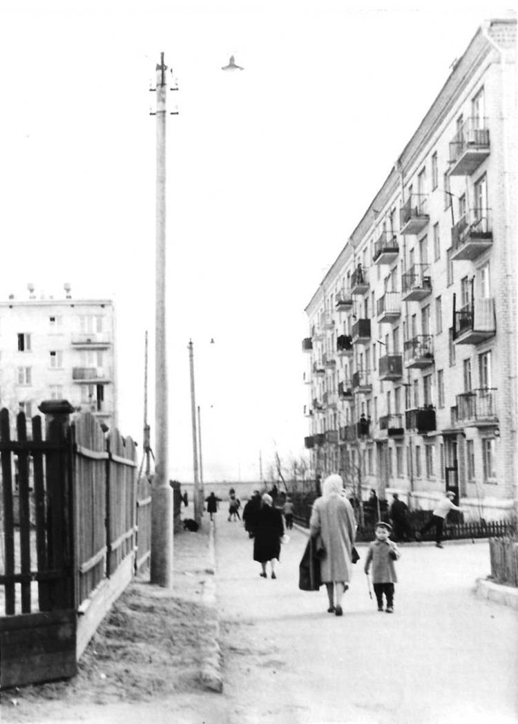 Двор дома №100 по Волоколамскому шоссе (тогда - №44) ок.1962г.