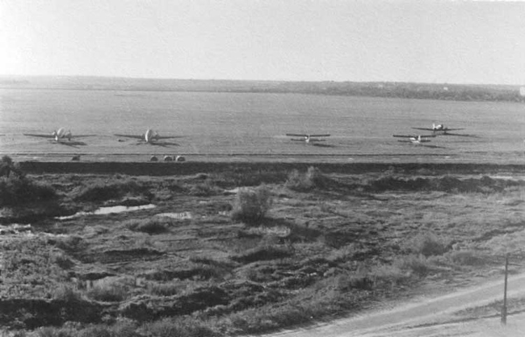 Аэродром от насыпи ж.д. (ок.1962)