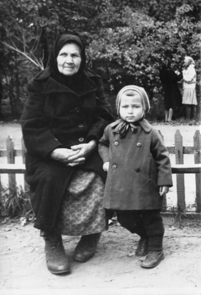 Двор на Циолковского. Баба Дуня и я.