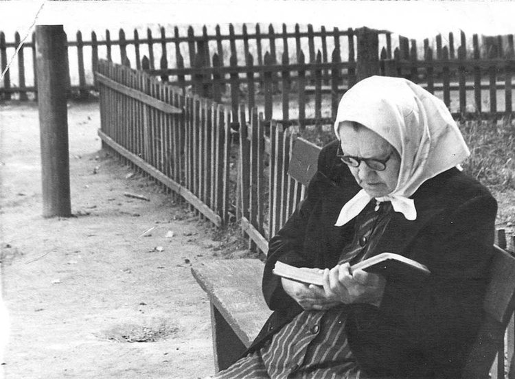 Баба Дуня читает, двор Циолковского (ок.1961г.)