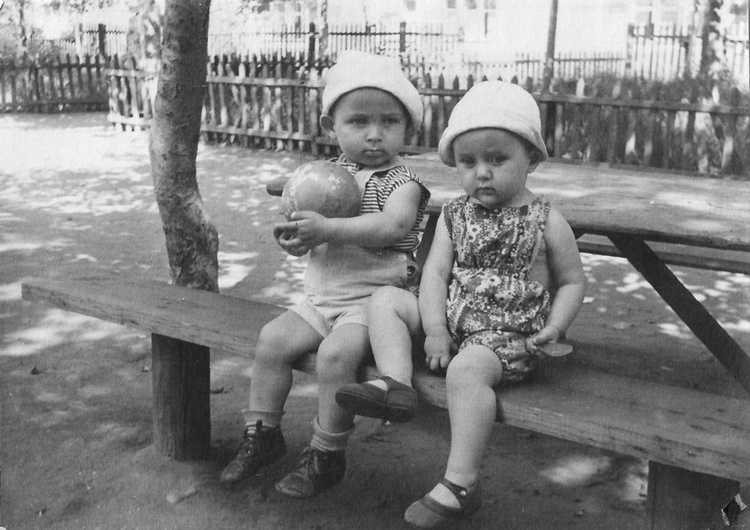 С подружкой по двору (ок.1959)