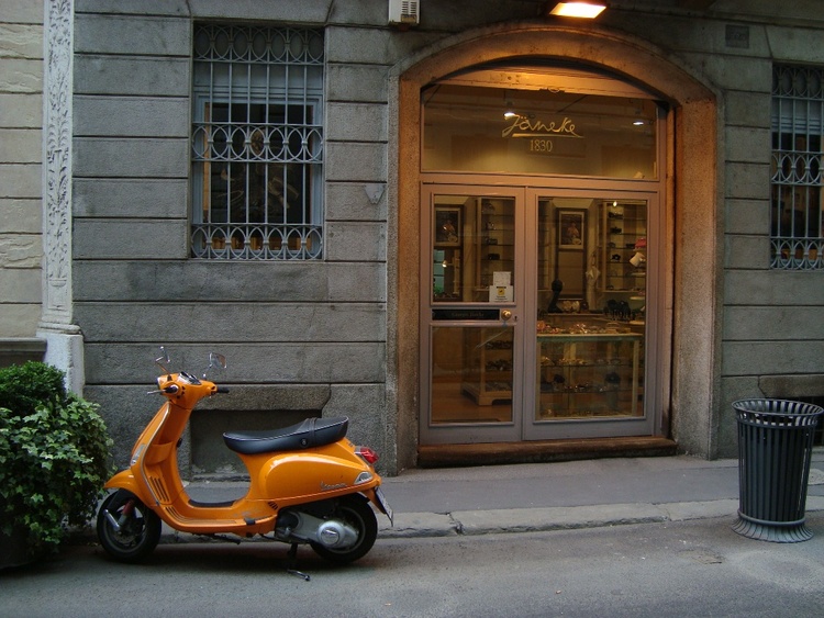 Трамваи, велосипеды и мотороллеры в Милане
