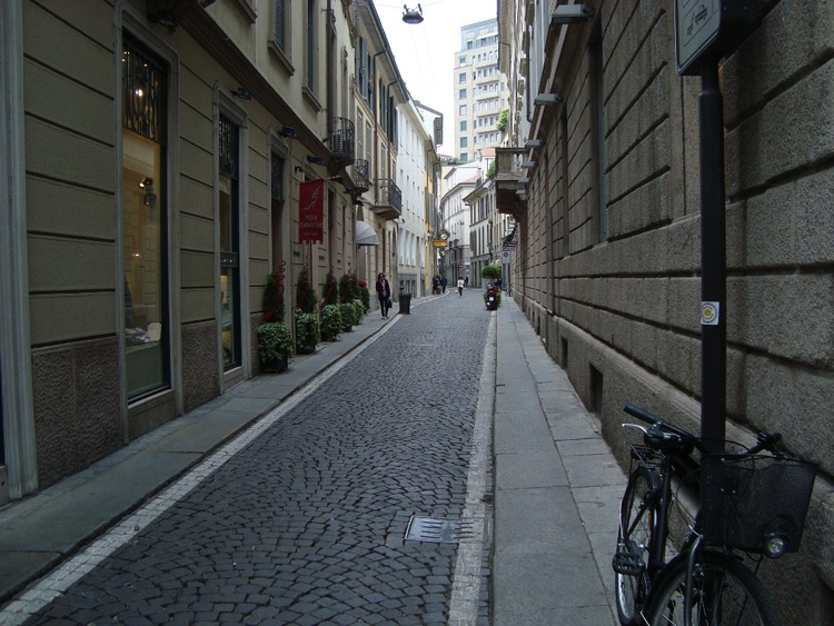 Трамваи, велосипеды и мотороллеры в Милане