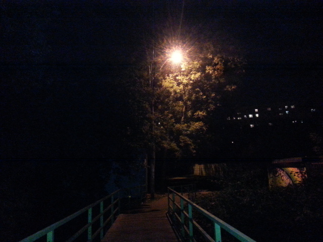 Не работает фонарь на у мостика через речку на Комсомолке
