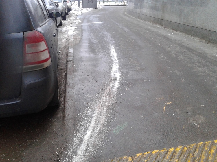 Соль на тротуарах и дорогах