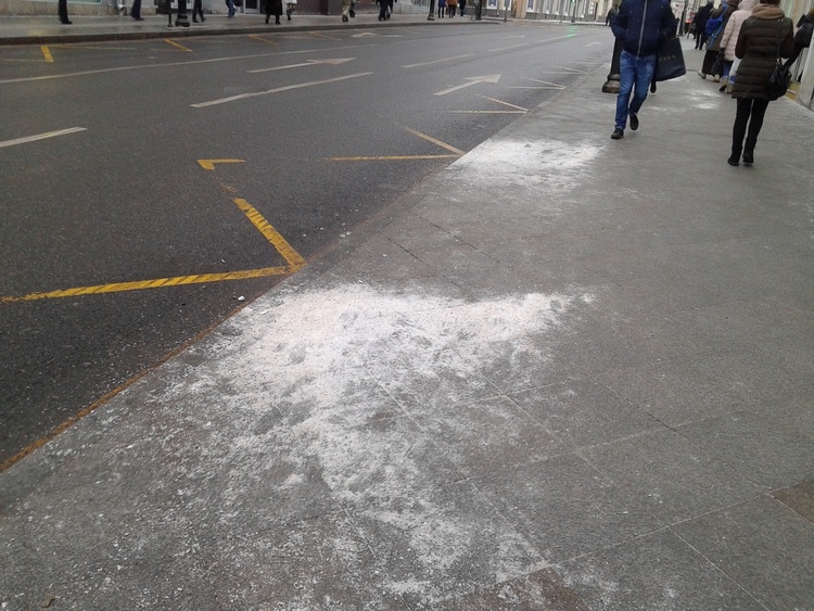 Соль на тротуарах и дорогах
