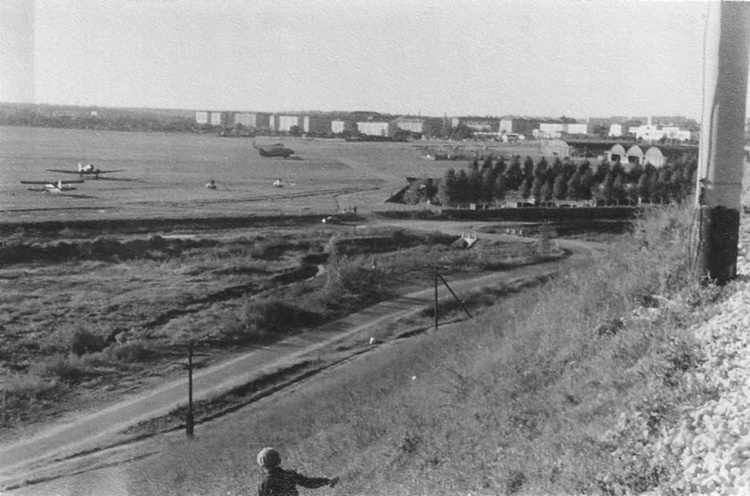 Тушинский аэродром с насыпи ж.д., вид в сторону д.Тушино (ок.1962г).