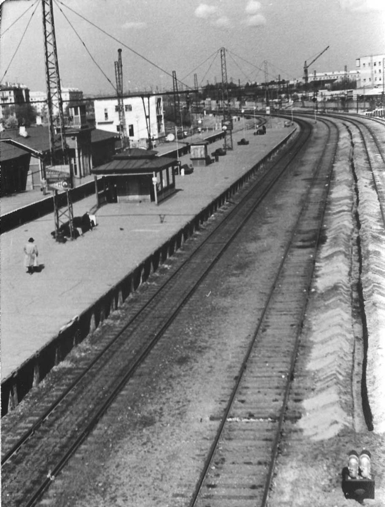 Станция Тушино. Вид с пешеходного моста в область. (ок.1961)