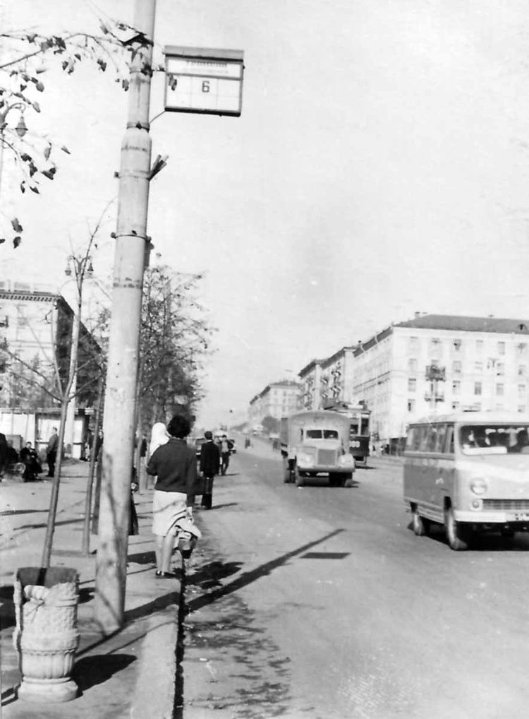 Улица Свободы у Горсовета (ок.1962г.), остановка трамвая №6