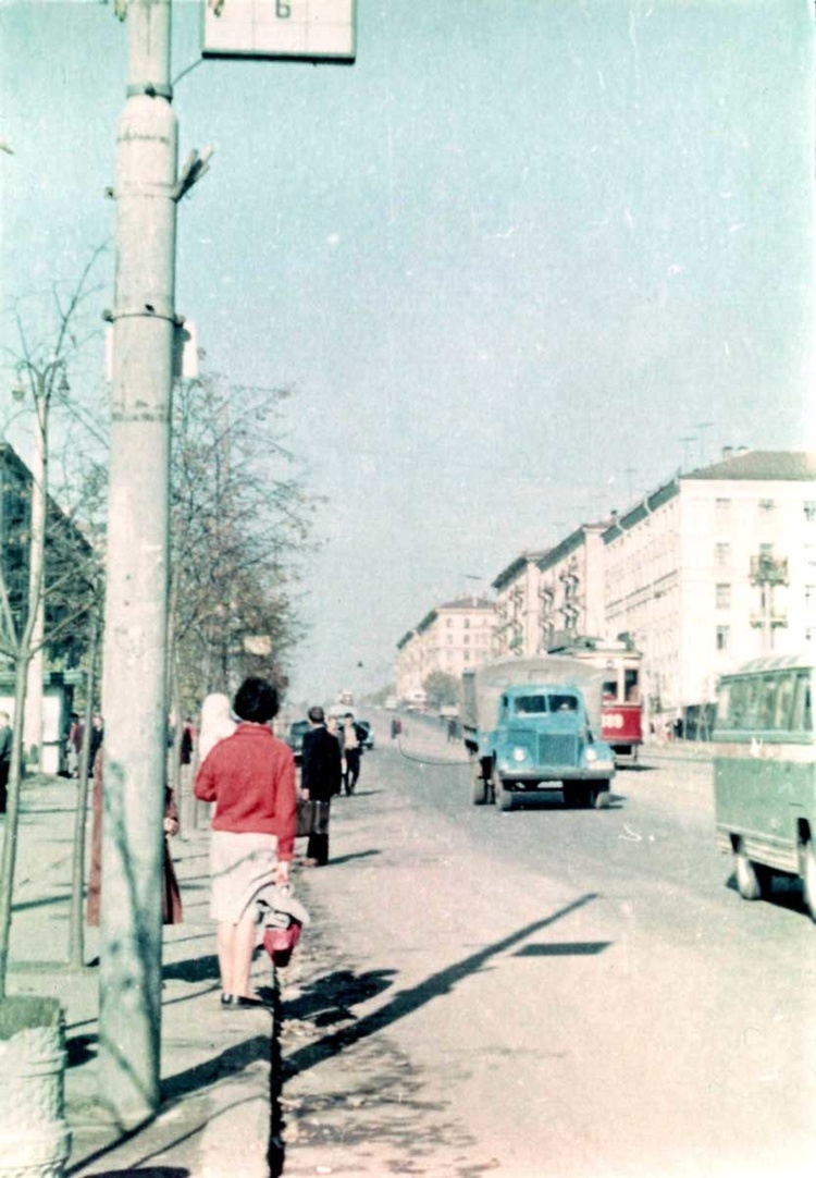 Улица Свободы у Горсовета. Первые цветные фото в домашнем альбоме (1962г.)