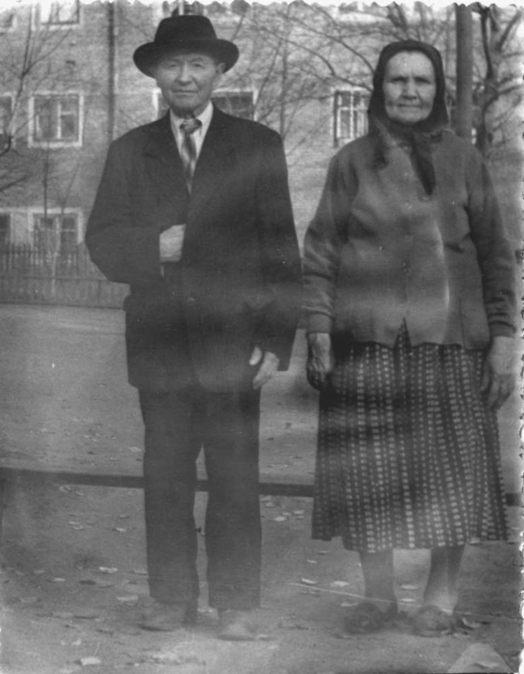 Деда Гриша и Баба Дуня, двор (ок.1959)
