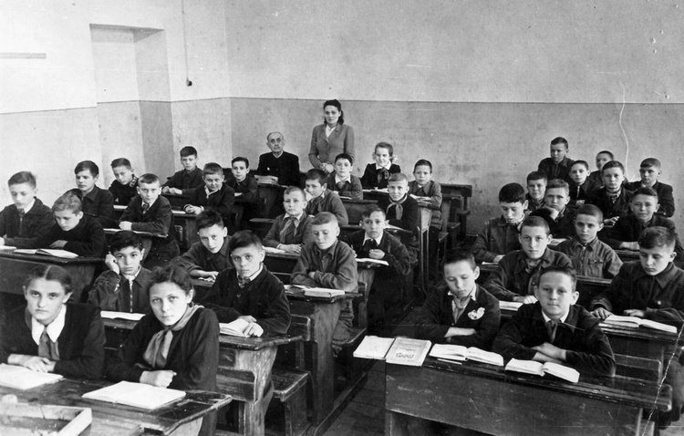 Школа №2, 6-7 класс... директор Василий Иванович (матем.) и преподаватель географии Клавдия Николаевна.