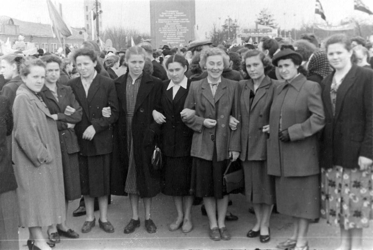 На демонстрации от завода №75. А.Г.Черкасова, А.С.Черкасова. ок.1958г.