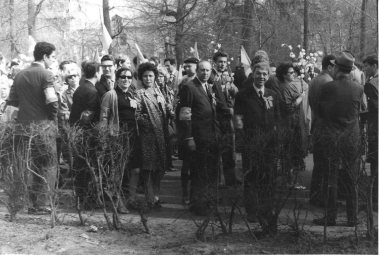Демонстрация, группа НИИТеплопибора, Т.Н.Коненкова и А.Г.Черкасова. ок.1965г.