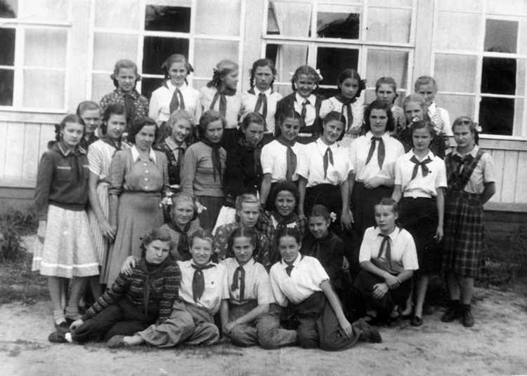 Пионерлагерь под Нахабино. А.Г.Бычкова с пионерами. ок 1953г.