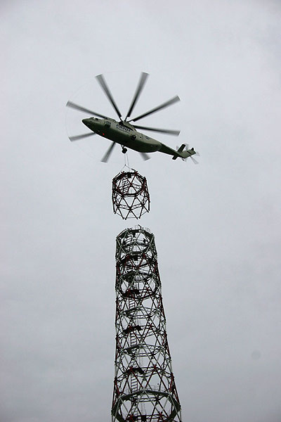 Сборка башни вертолетом