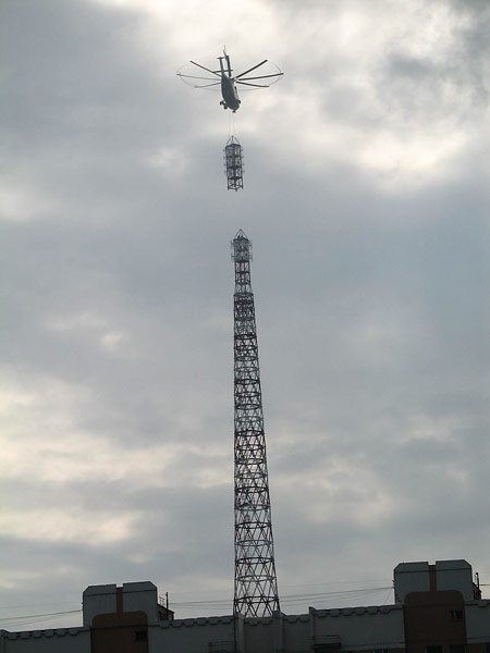 Сборка башни вертолетом