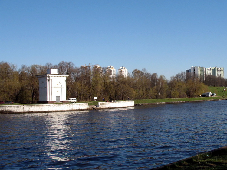 Инженерные сооружения канала имени Москвы.