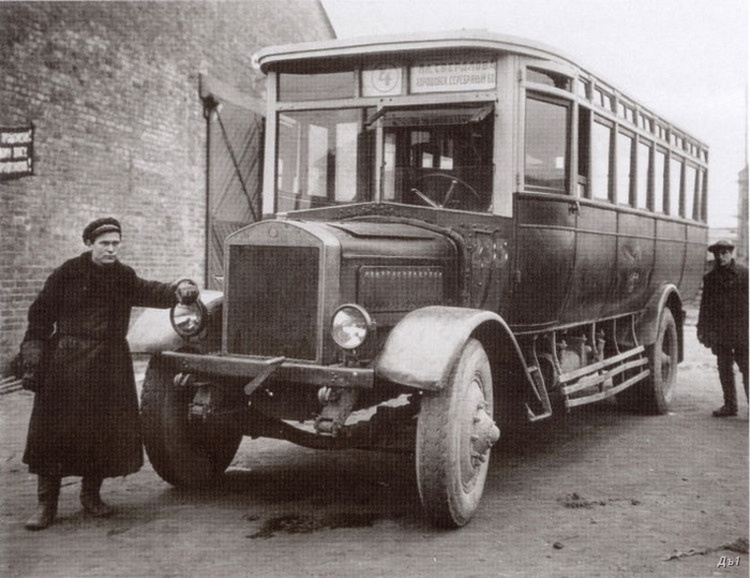 Первый автобус.