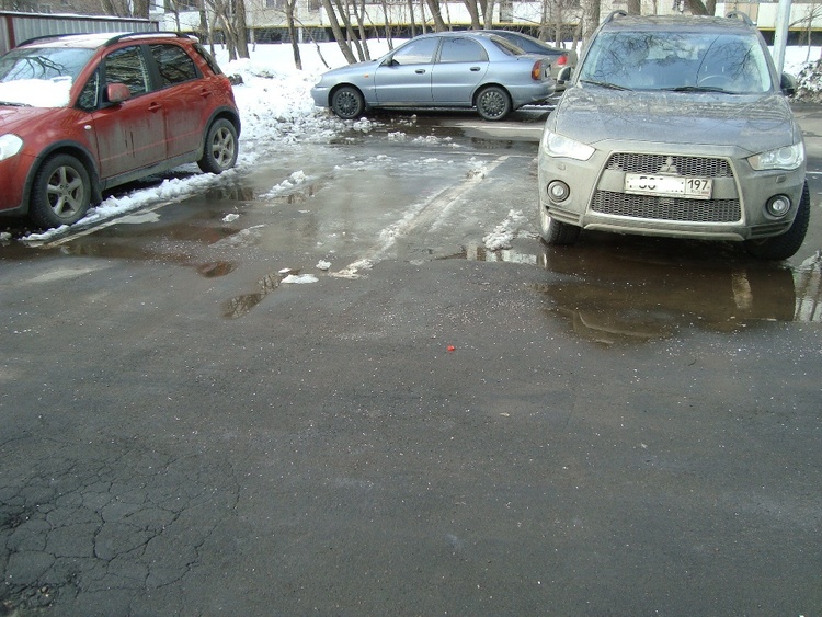 Опасения москвичей подтвердились: дворы приносят в жертву парковкам