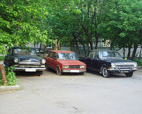 Старые автомобильчики в тушинских дворах
