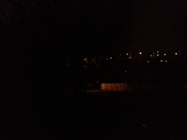 Не работает фонарь на у мостика через речку на Комсомолке