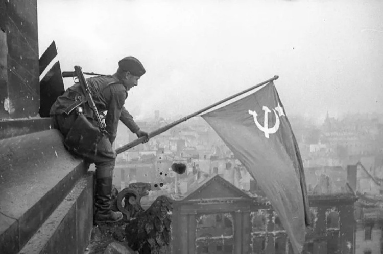 Флаг над Рейхстагом