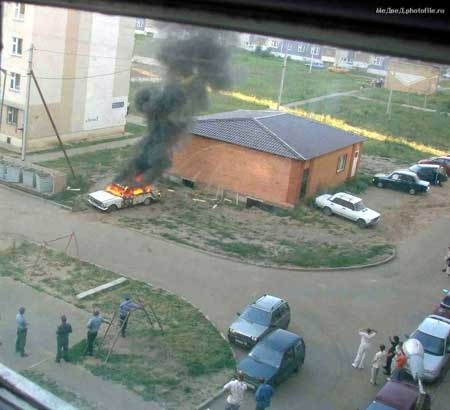 Сожженые машины в нехорошем дворе