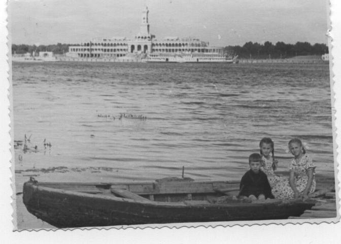 Младшая сестра отца Екатерина со своими друзьями. Фото 1950-х гг