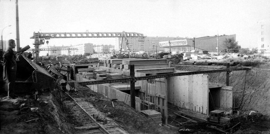 Строительство южного выхода станции "Сходненская", 1974. Фото В. Кузнецова, отсюда: https://russos.livejournal.com