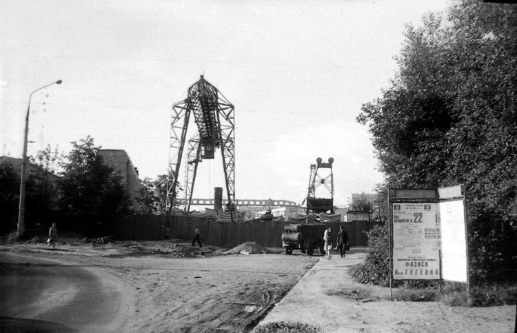 Строительная площадка станции "Сходненская", 1974. Фото В. Кузнецова, отсюда: https://russos.livejournal.com