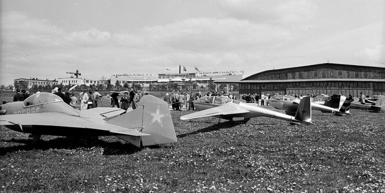 На Тушинском аэродроме. 52 Генеральная конференция FAI, 31 мая 1959, Московская обл., г. Тушино. 52 Генеральная конференция Международной авиационной федерации (FAI) прошла в Москве в период с 25 мая по 2 июня 1959 года. В 1960 году Тушино вошло в состав Москвы.