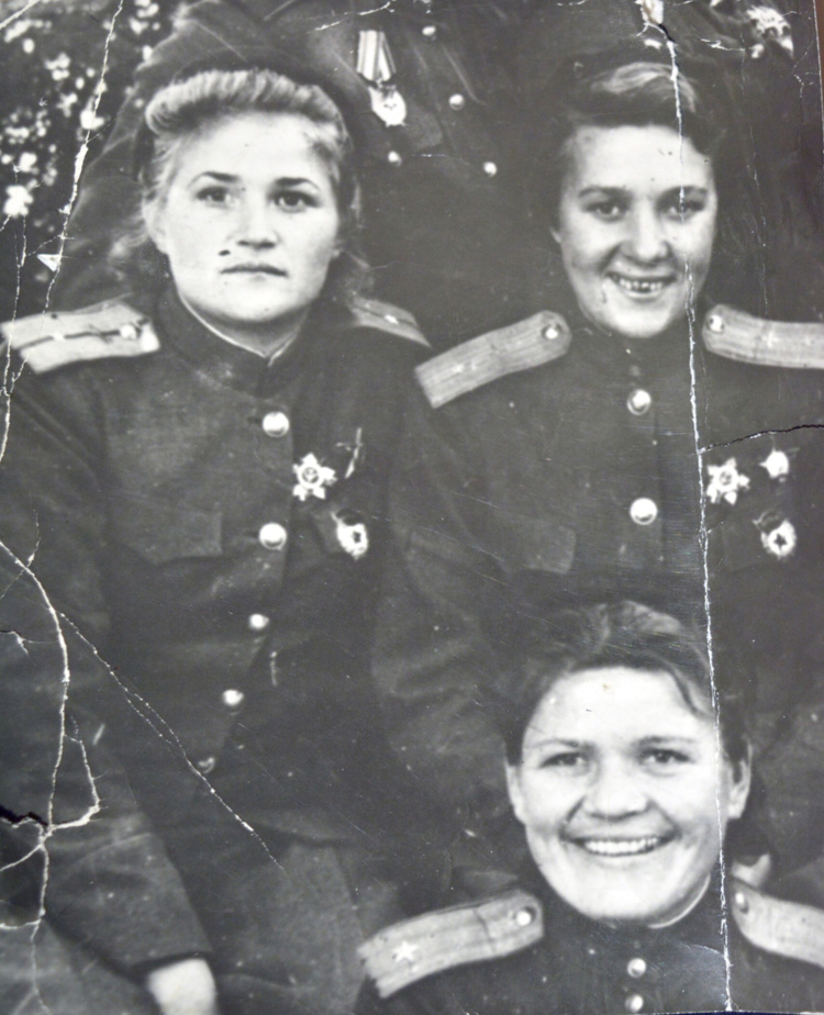 Галина Брок (слева) с однополчанками