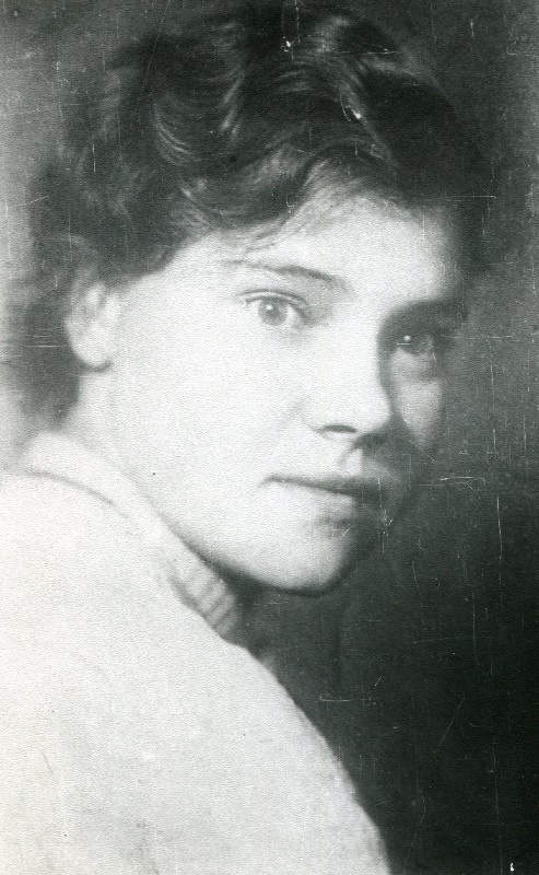 А.Л.Зубкова перед уходом на военную службу. «На память моей любимой учительнице Вере Михайловне Братановой, которой я очень многим обязана, и которую буду долго помнить. 31 августа 1941 года. Тоня Зубкова». Музеи Рязанской области.