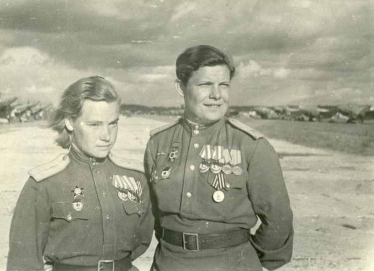 Летчица и штурман женской эскадрильи им. М. Расковой гвардии майор Н.Н. Федутенко и гвардии капитан А.Л. Зубкова. После 13.07.1944. Государственный центральный музей современной истории России.