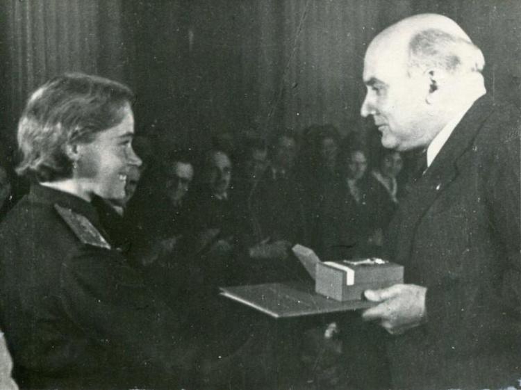 Антонине Зубковой вручают орден Ленина и медаль "Золотая Звезда". Кремль. Москва. Кораблинский краеведческий музей.