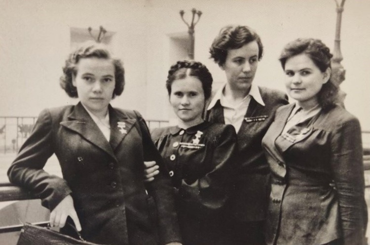 Екатерина Рябова, Ирина Ракобольская, Евдокия Пасько и Антонина Зубкова на механико-математическом факультете МГУ им. Ломоносова. 04.03.1947. ГИМ.