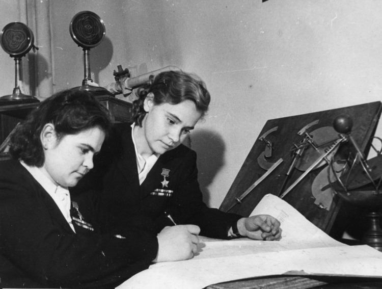 Студентки механико-математического факультета МГУ им. Ломоносова, Герои Советского Союза Екатерина Васильевна Рябова и Антонина Леонтьевна Зубкова. ГИМ.