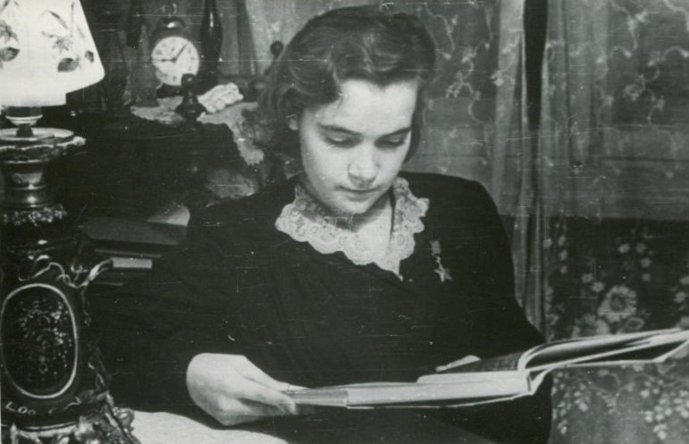 Антонина Зубкова дома за чтением книги. Кораблинский краеведческий музей.