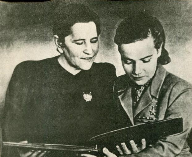 Мария Андреевна Попова — ветеран 25-й Чапаевской дивизии, один из прототипов «Анки-пулеметчицы», автор песни «Гулял по Уралу Чапаев-герой». Антонина Леонтьевна Зубкова — Герой Советского Союза, штурман эскадрильи 125-го гвардейского бомбардировочного авиаполка. 1950. Кораблинский краеведческий музей.