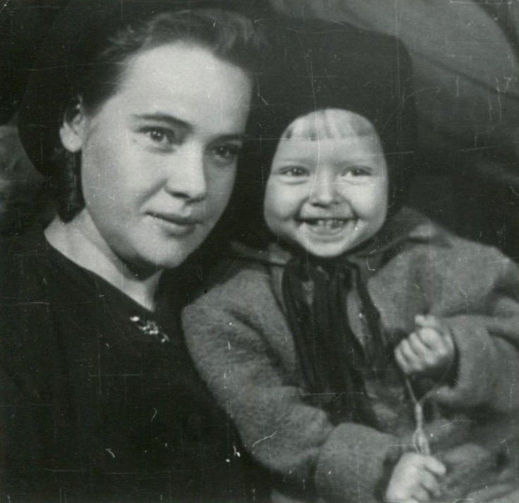 Антонина Зубкова с дочерью Еленой. Конец 1940-х. Кораблинский краеведческий музей.