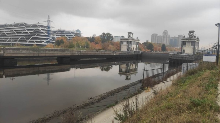 Вода нашла дырочку на правом берегу. Фото 8 октября 2025 года