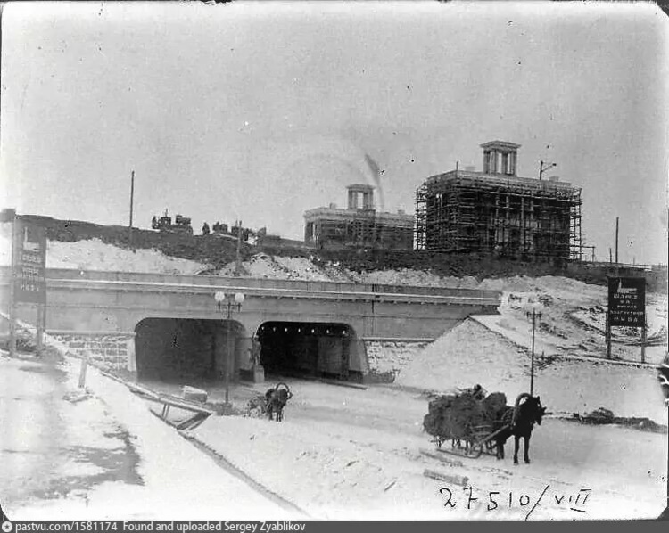 Тушинский тоннель под ещё строящимся каналом. Вид со стороны Тушина, 1937. С сайта www.pastvu.com.