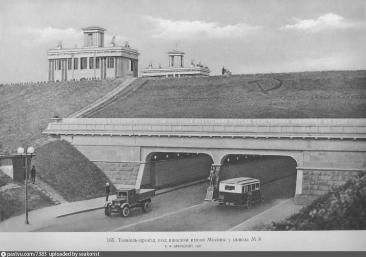 Здесь хорошо можно рассмотреть освещение в тоннеле. Вид со стороны Покровского-Стрешнева, 1937-1943. С сайта www.pastvu.com.