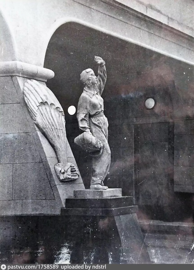 Скульптура парашютистки перед въездом в тоннель в сторону Тушина. На заднем фоне видно и сам парашют, 1936. С сайта www.pastvu.com.