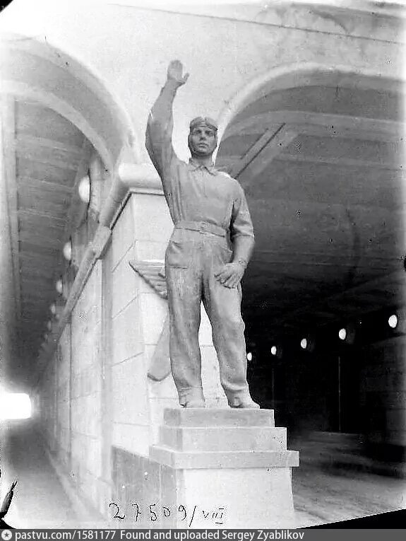 Скульптура лётчика перед въездом в тоннель в сторону Покровского-Стрешнева, 1936. На заднем фоне здесь изображена лопасть самолёта. С сайта www.pastvu.com.