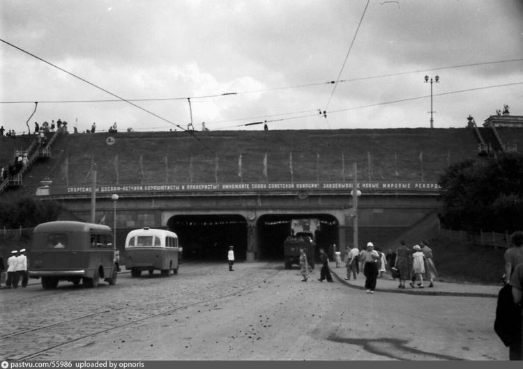 Въезд в тоннель в сторону Покровского-Стрешнева, 1952-1956. Здесь можно разглядеть трамвайные пути. Фото М. Чернова, с сайта www.pastvu.com.