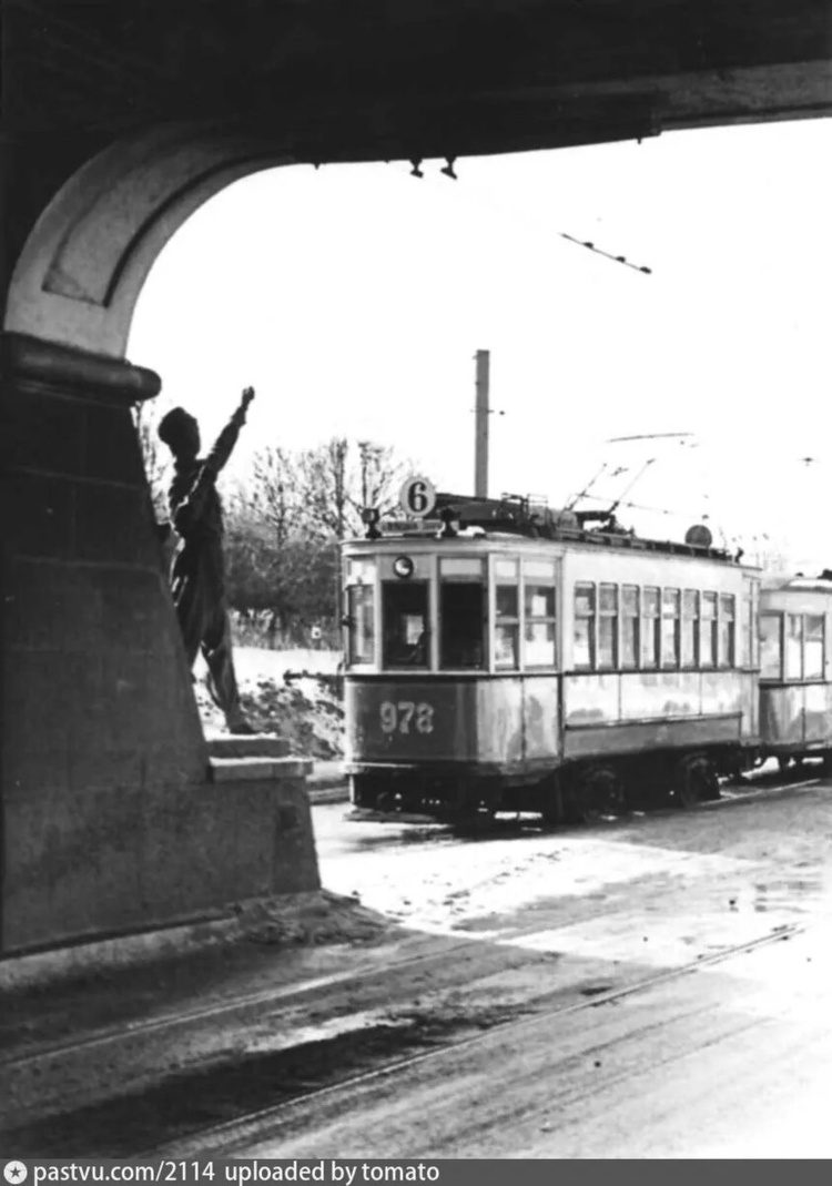 Трамвай заезжает в тоннель под каналом из Тушина, 1961. С сайта www.pastvu.com.