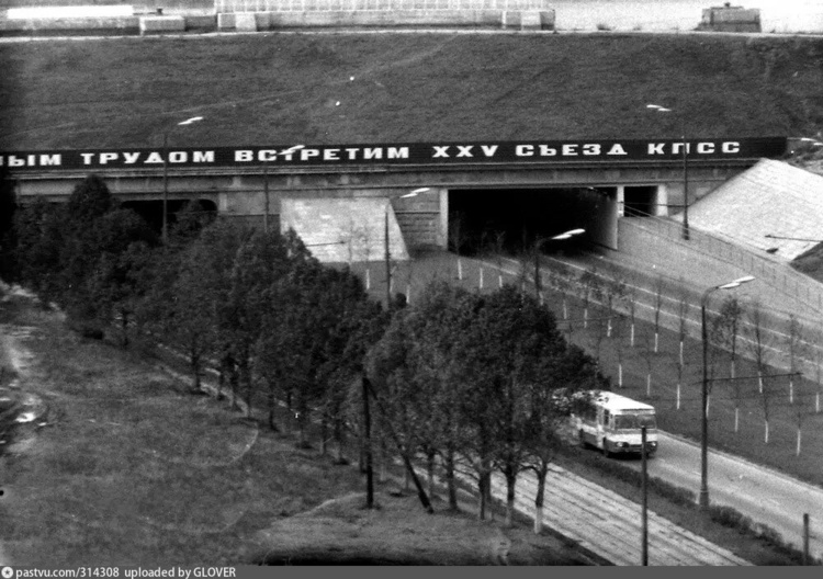 Справа новый тоннель, который появился после реконструкции 1972 года. Автобус едет по дороге одного из старых тоннелей, трамвайные пути проложены в другом. Фото 1975 года. Автор: Владимир Кузнецов. С сайта www.pastvu.com.