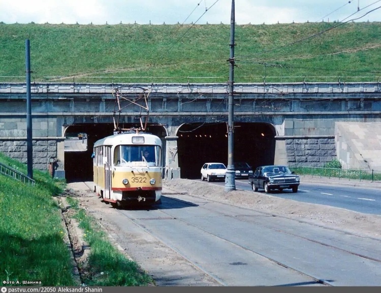 Старые Тушинские тоннели. Вид от Покровского-Стрешнева, 1996. Фото А. Шашина, с сайта www.pastvu.com.
